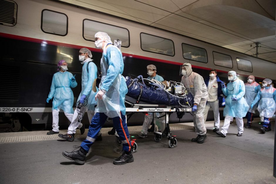Prancūzijos gydytojų profsąjunga: šalyje užsikrėtę virusu gali būti 1,6 mln. žmonių