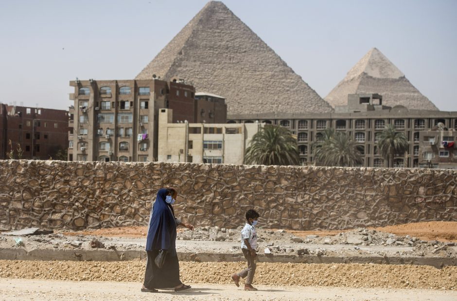 Egiptas švelnina dėl koronaviruso įvestus apribojimus – atidarys mečetes, kavines
