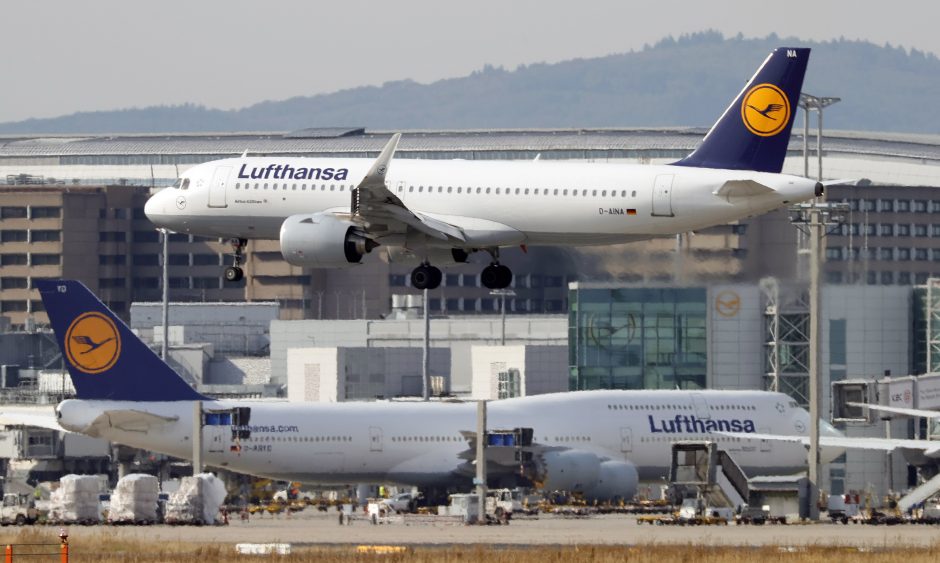 „Lufthansa“ paskelbė dar labiau mažinsianti darbuotojų skaičių