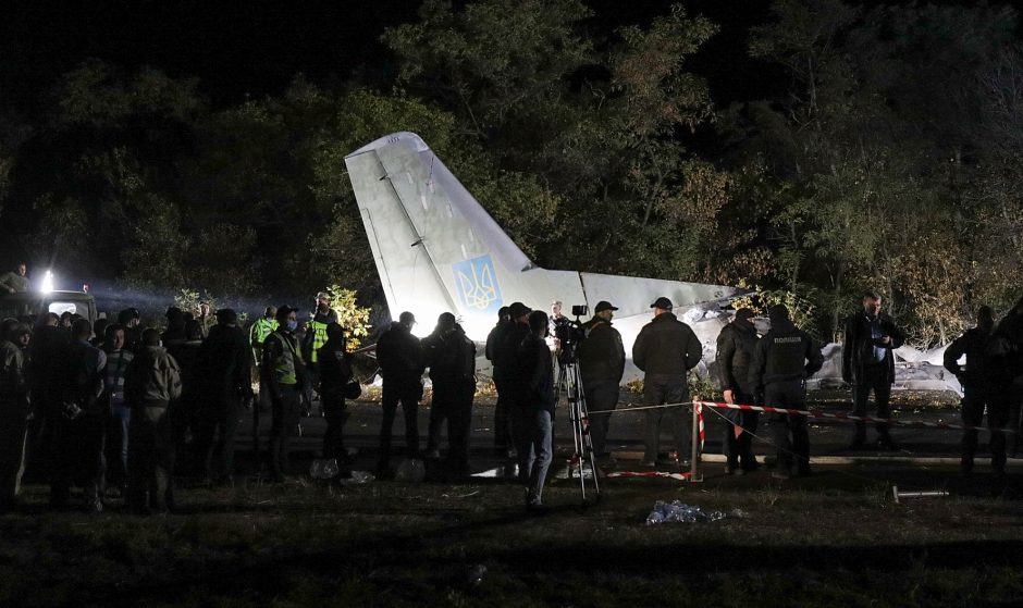 Ukrainoje sudužus kariniam lėktuvui žuvusiųjų skaičius išaugo iki 26