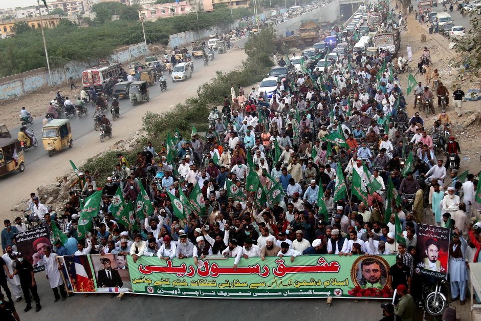 Pakistane dešimtys tūkstančių žmonių rinkosi į prieš Prancūziją nukreiptą protestą