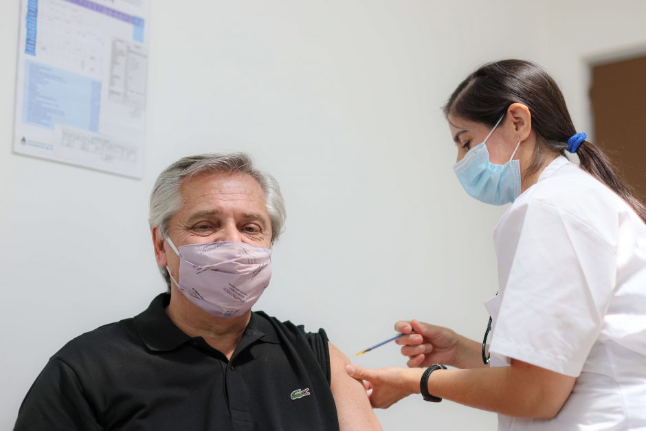 Argentinos prezidentas pasiskiepijo rusiška vakcina nuo koronaviruso