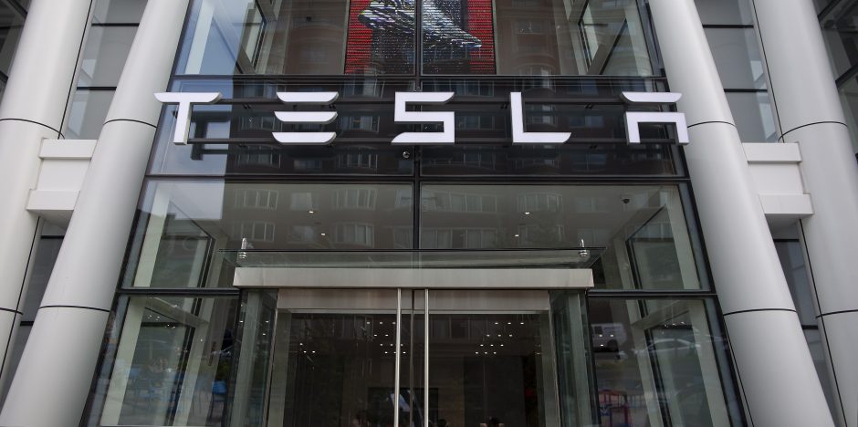 „Tesla“ leido atsiskaityti už automobilius bitkoinais