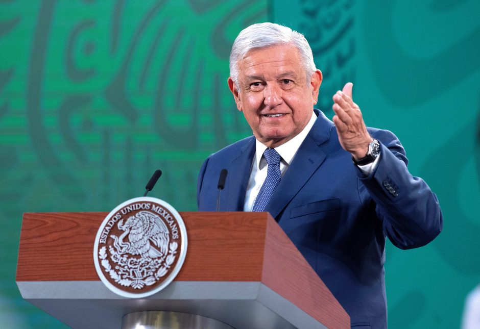 Meksikos prezidentas pasiskiepijo nuo koronaviruso per spaudos konferenciją