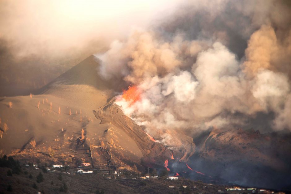 Iš ugnikalnio La Palmoje liejasi dar vienas lavos srautas