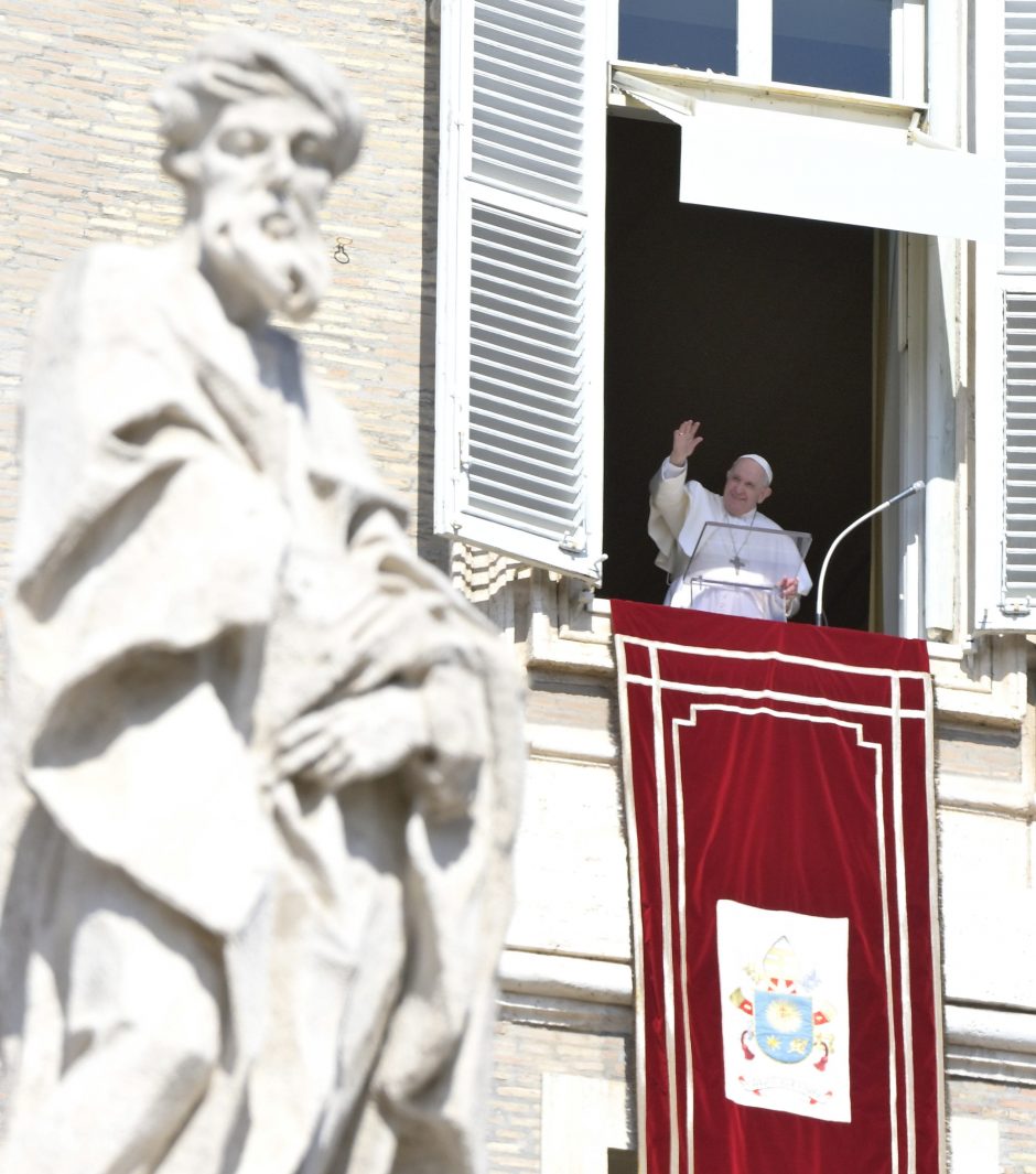 Popiežius meldėsi už išpuolių aukas Norvegijoje, Britanijoje ir Afganistane