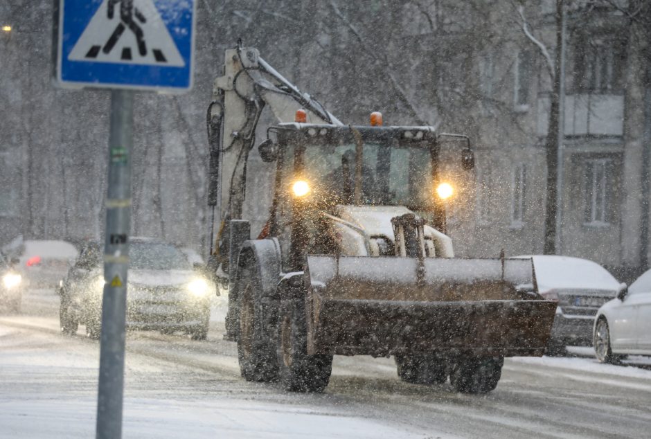 Vietomis eismo sąlygas sunkina plikledis ir lijundra, dieną jas dar pasunkins šlapdriba ir pūga