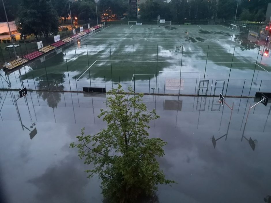 Vilniaus gatvės po trijų liūties bangų virto upėmis