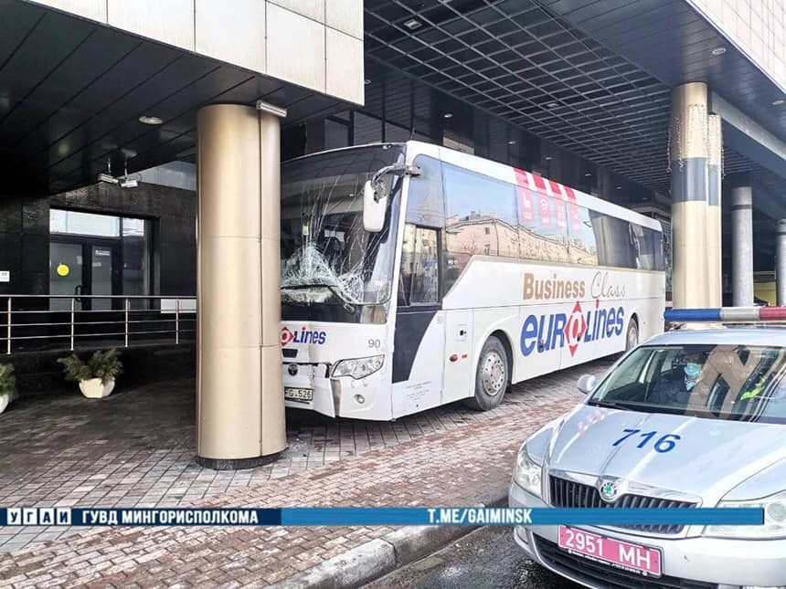 Į avariją pateko autobusas, turėjęs vykti maršrutu „Minskas-Vilnius”