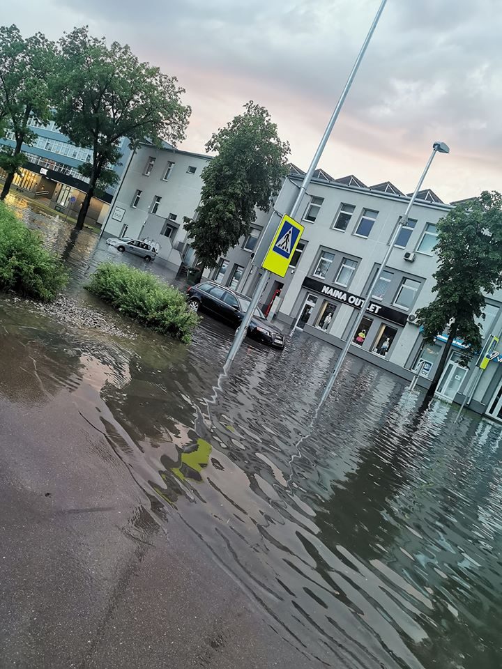 Vilniaus gatvės po trijų liūties bangų virto upėmis