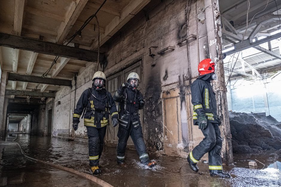 Į Seimą atsinešė Alytaus ugniagesių uniformą – ragina kelti algas