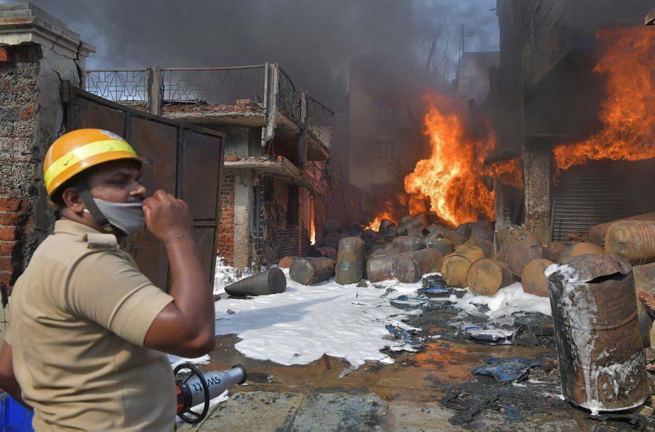 Indijoje per gaisrą chemijos gamykloje žuvo 15 žmonių