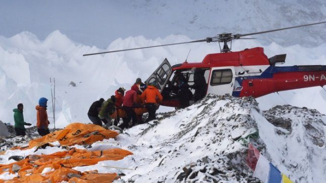 Everesto bazinėje stovykloje rasti septyniolikos aukų kūnai