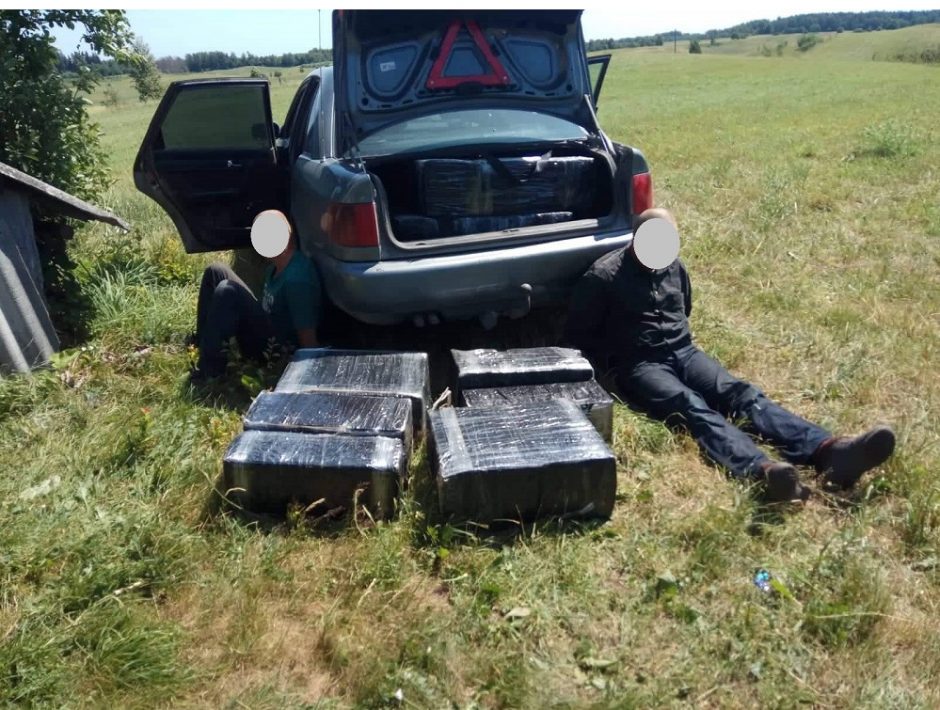 Švenčionių rajono gyventojai kontrabandą slėpė svetimoje sodyboje  