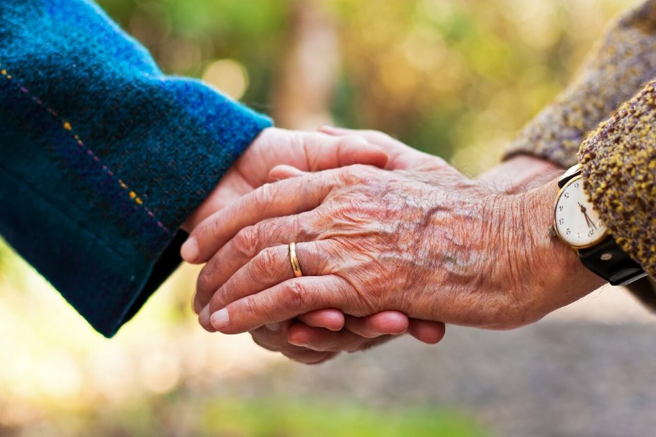 JAV: sutuoktiniai kartu išgyveno 70 metų ir mirė 20 minučių skirtumu