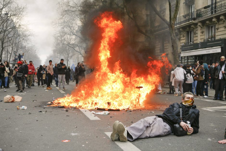 Paryžiuje vėl įvyko policijos ir protestuotojų susirėmimai