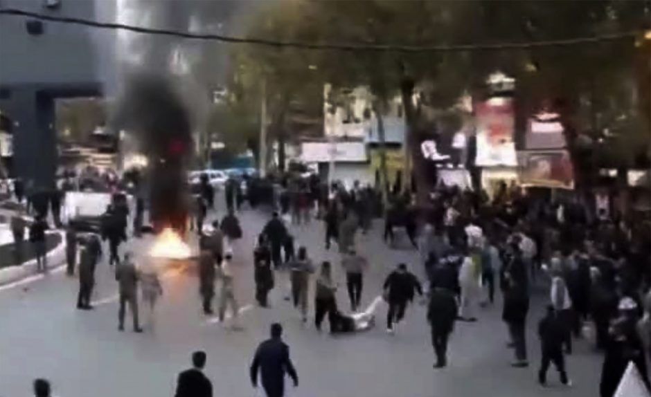 „Amnesty International“: per protestus Irane žuvo mažiausiai 208 žmonės