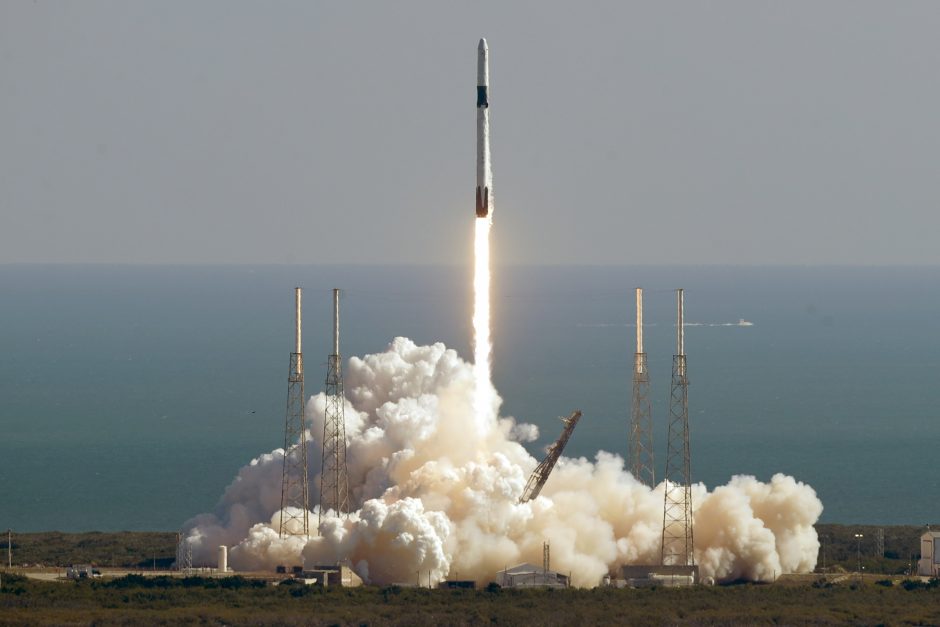 Floridoje pakilo raketa „Falcon 9“ su krovininiu erdvėlaiviu laivu „Dragon“