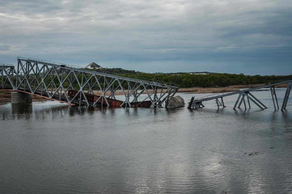 Ukrainos kariai Donbase susprogdino geležinkelio tiltą
