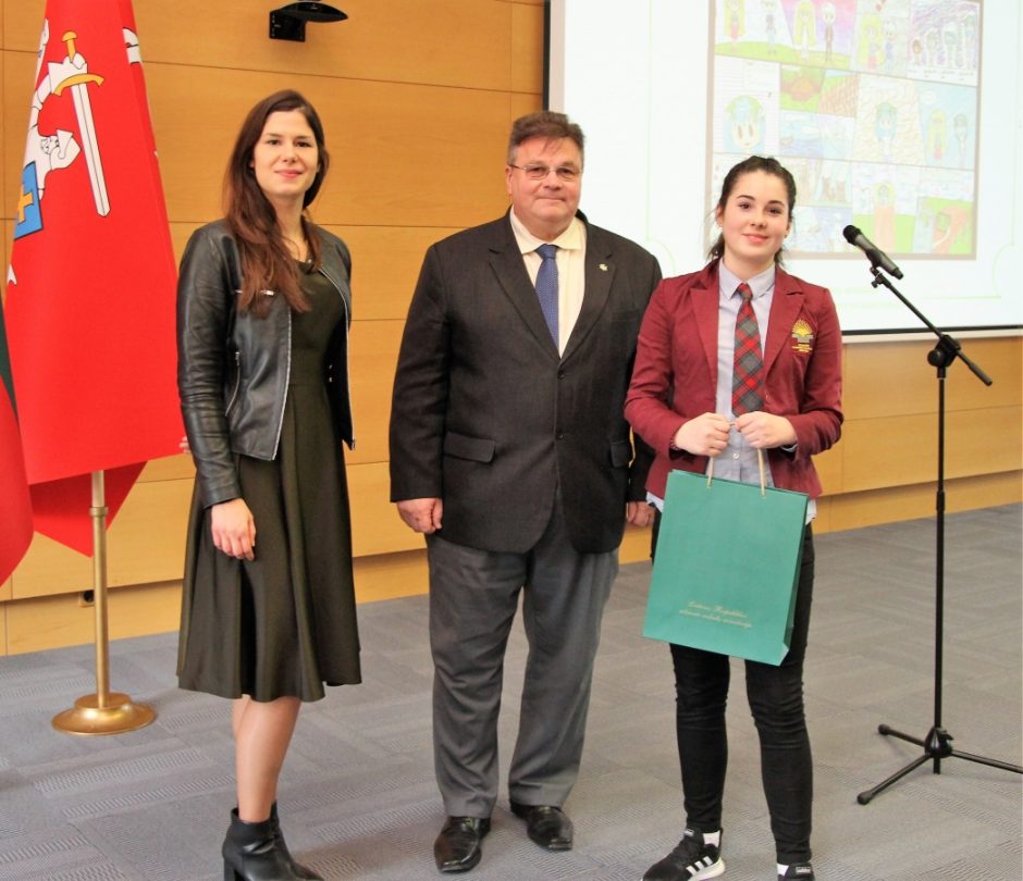 Užsienio reikalų ministras apdovanojo komiksų konkurse dalyvavusius moksleivius