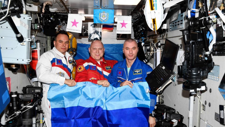 Trys rusų kosmonautai grįžo iš Tarptautinės kosminės stoties
