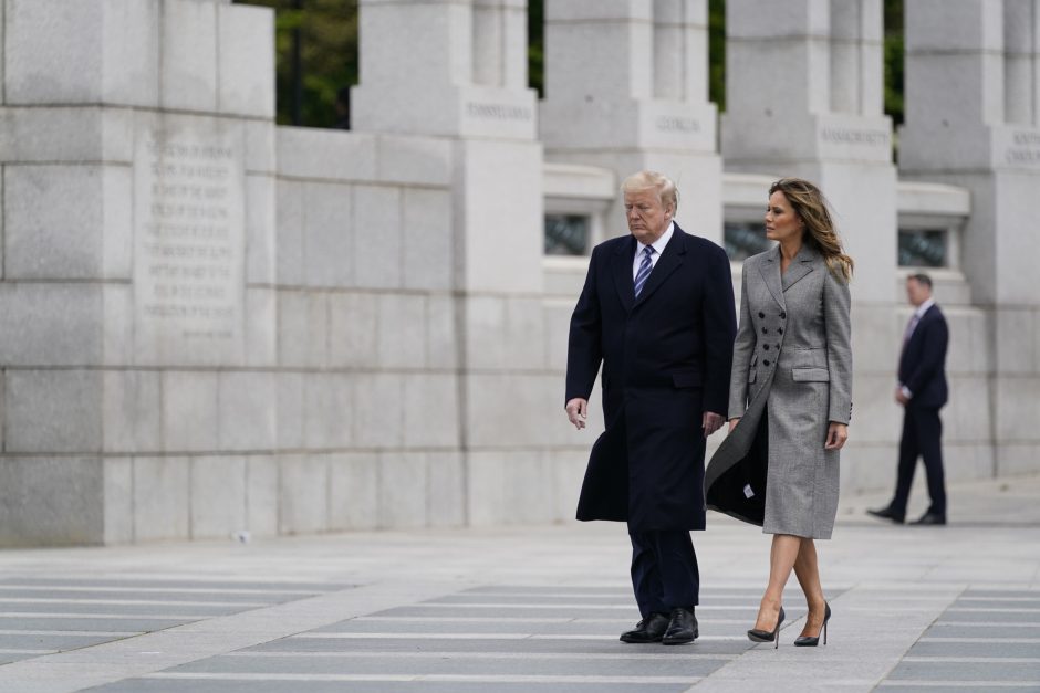 D. Trumpas ruošiasi padėti vainiką Antrojo pasaulinio karo memoriale Vašingtone