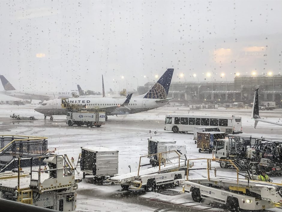 JAV: sniegas sutrikdė oro eismą Čikagoje