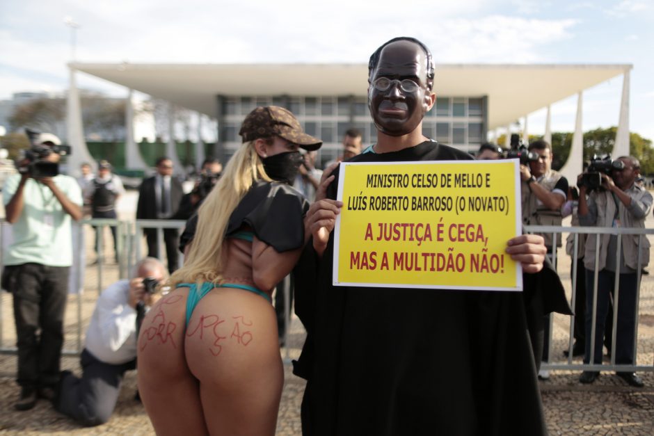 Brazilijoje apsinuoginę aktyvistai protestavo prieš slaptus balsavimus parlamente