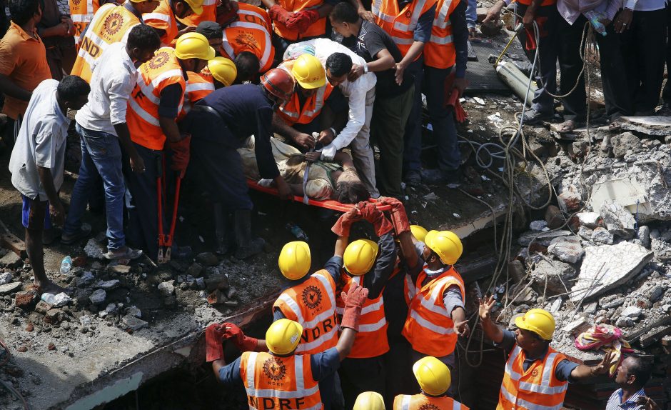 Mumbajuje po griuvėsiais žuvo penki, liko įkalinta dar dešimtys žmonių (papildyta)