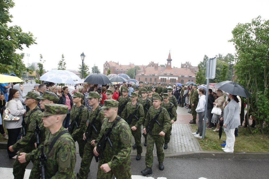 Klaipėdoje prisiekė apie 600 šauktinių