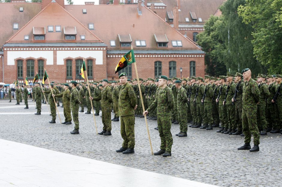 Klaipėdoje prisiekė apie 600 šauktinių