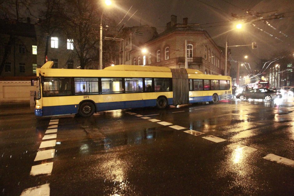 Vilniaus centre spūstys: autobusas įsirėžė į pėsčiąją