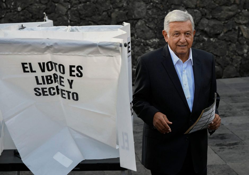 Meksikai balsuojant, rinkimų favoritas „AMLO“ žada politikos posūkį