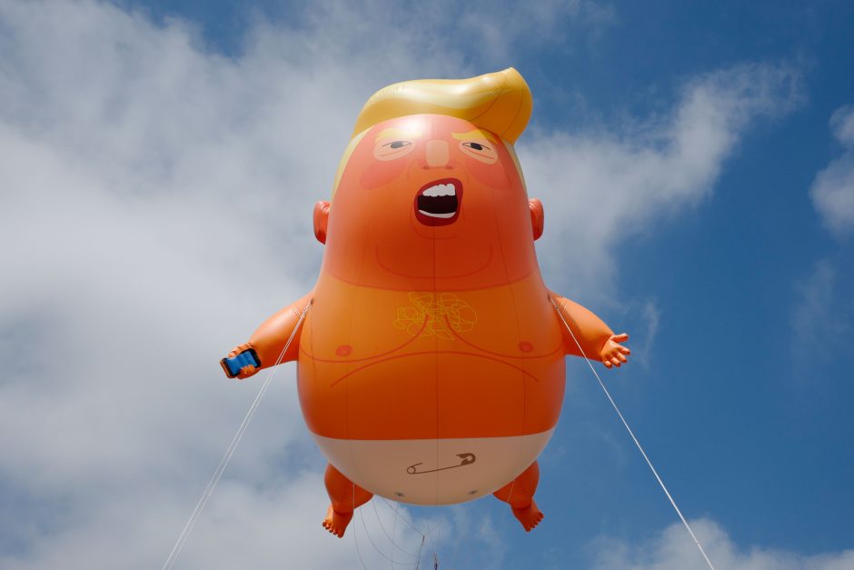 Londone į orą pakilo didžiulis „Kūdikį Trumpą“ vaizduojantis balionas