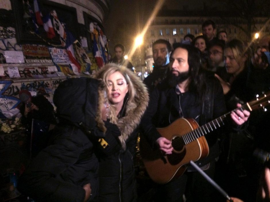 Madonna Paryžiuje pagerbė išpuolių aukas