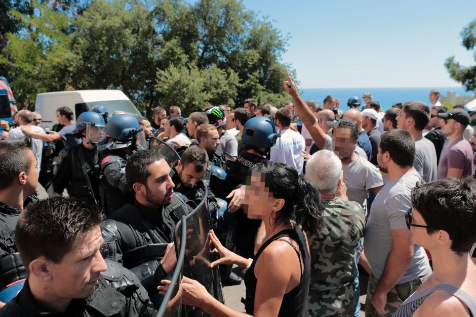 Po susirėmimų Prancūzijos Korsikos saloje uždrausta vilkėti burkinius