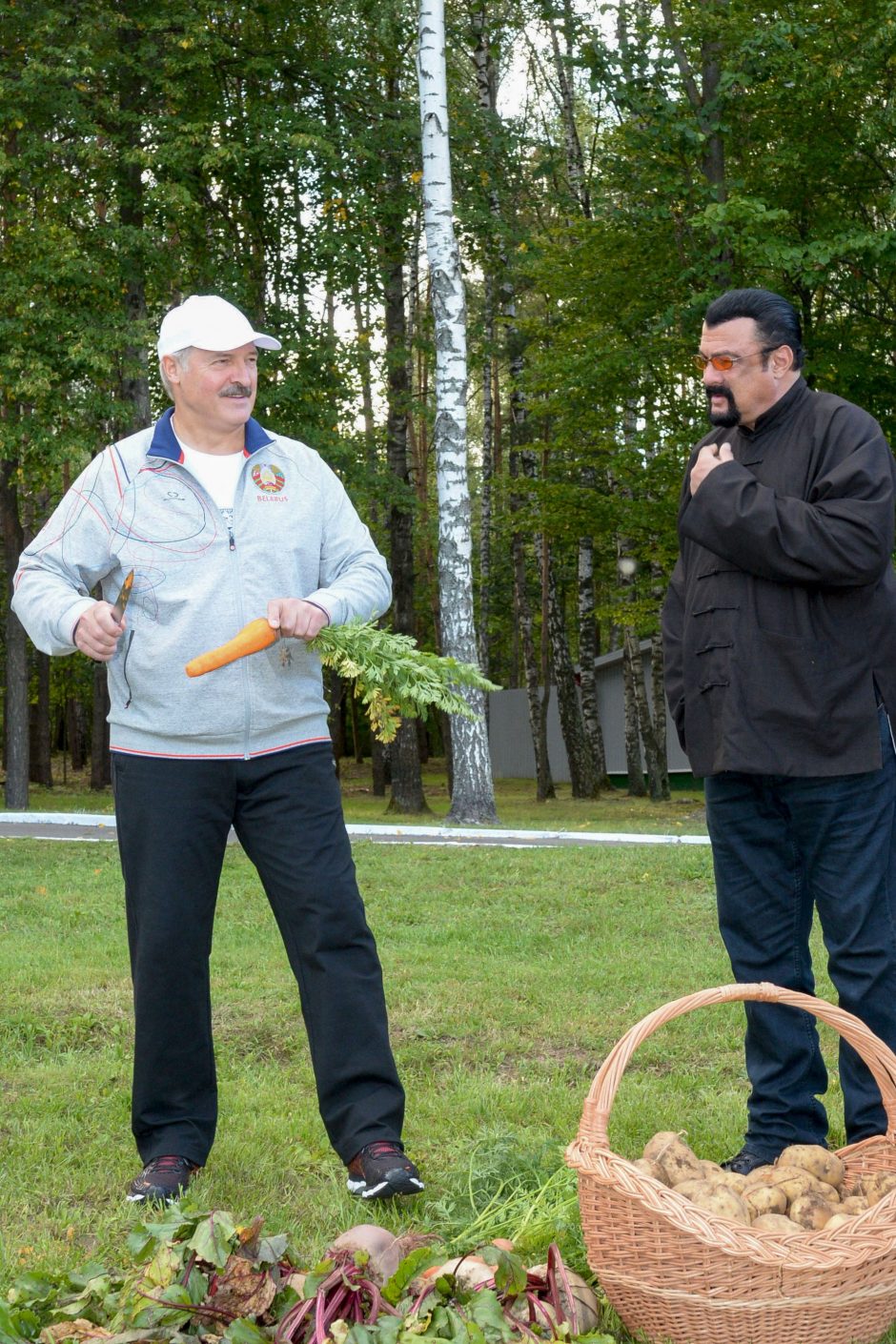 A. Lukašenka privertė Holivudo žvaigždę S. Seagalą suvalgyti jo užaugintą morką