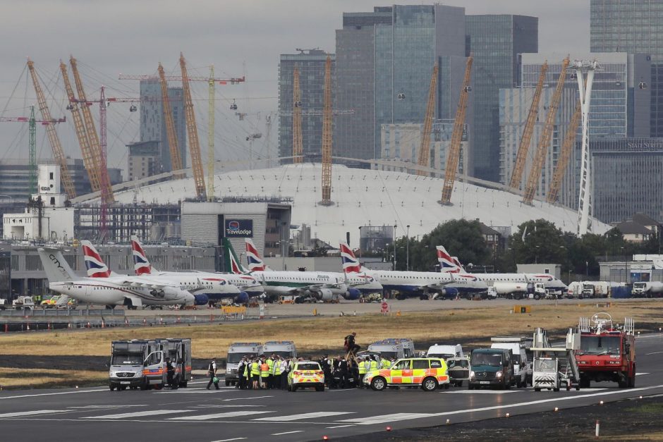 Juodaodžių teisių gynėjų protestas blokavo Londono oro uostą