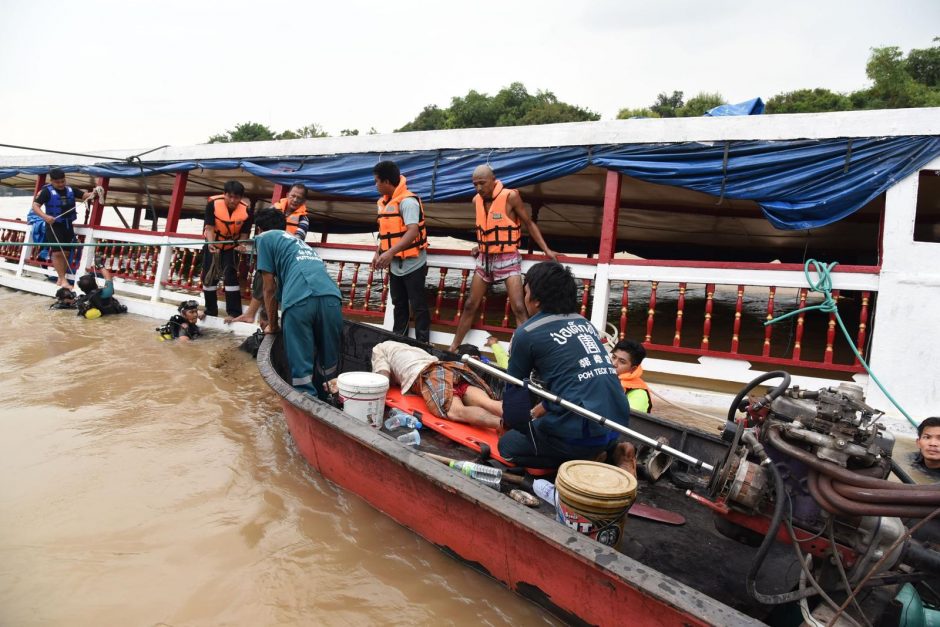 Tailande apvirtus keleiviniam laivui žuvo mažiausiai 13 žmonių