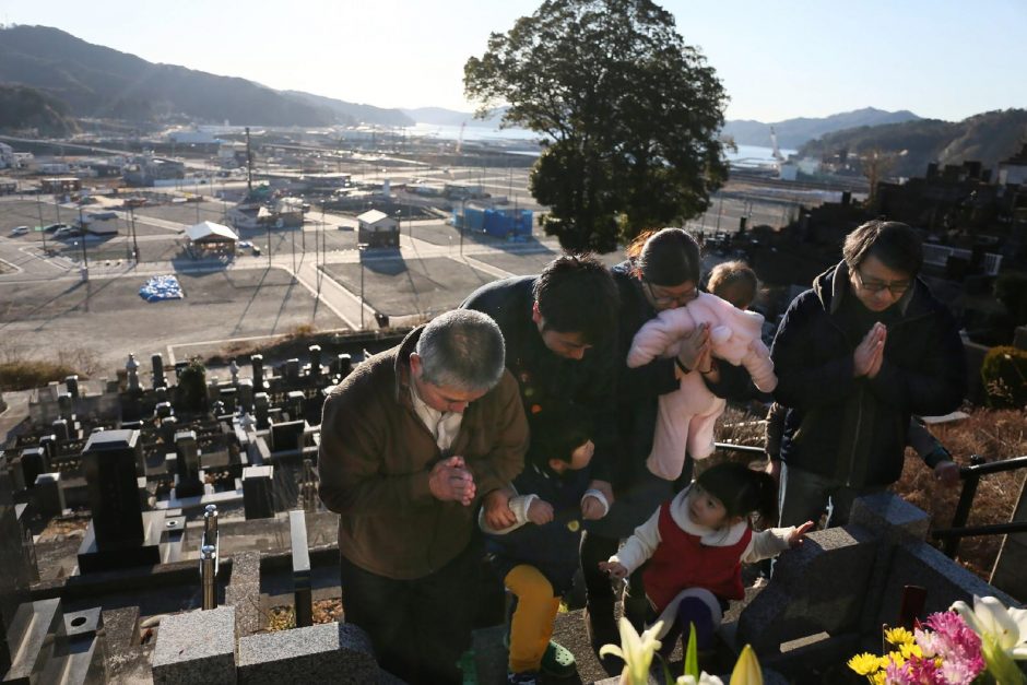 Japonijoje paminėtos katastrofiško cunamio metinės