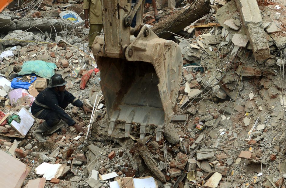 Indijoje sugriuvus renovuojamam namui žuvo mažiausiai 17 žmonių