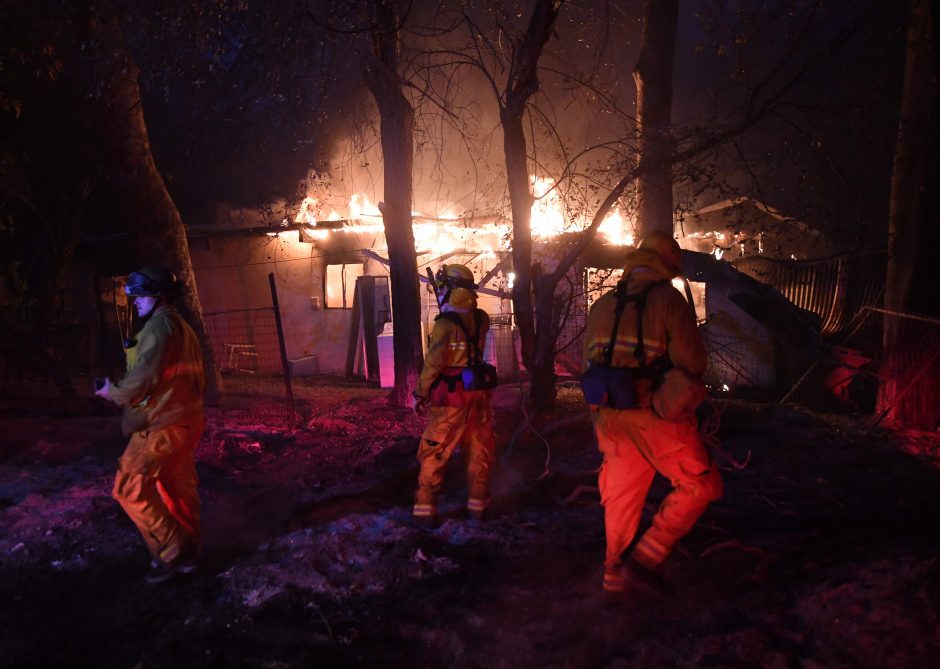 Pietų Kalifornijoje siaučiantys gaisrai grasina kitiems miestams