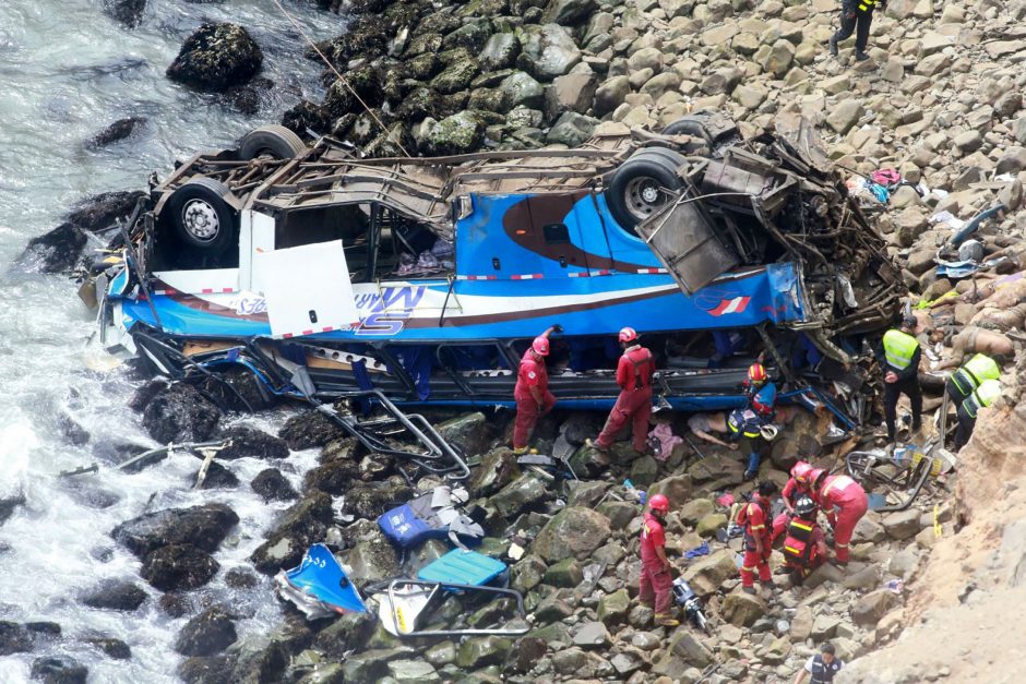 Peru autobusui nulėkus nuo skardžio žuvo mažiausiai 25 žmonės