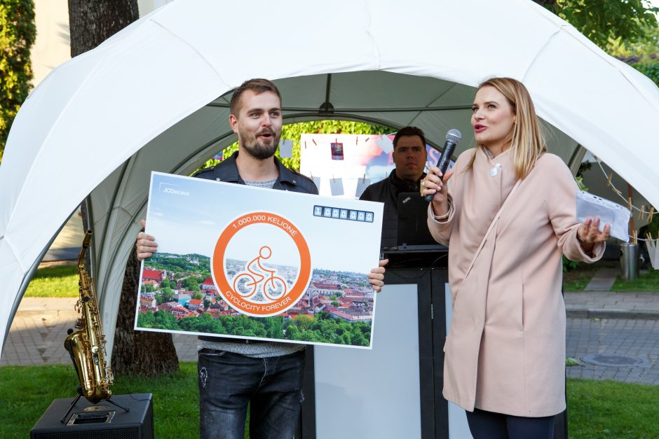 Vilniuje apdovanota milijoninė kelionė miesto dviračiu
