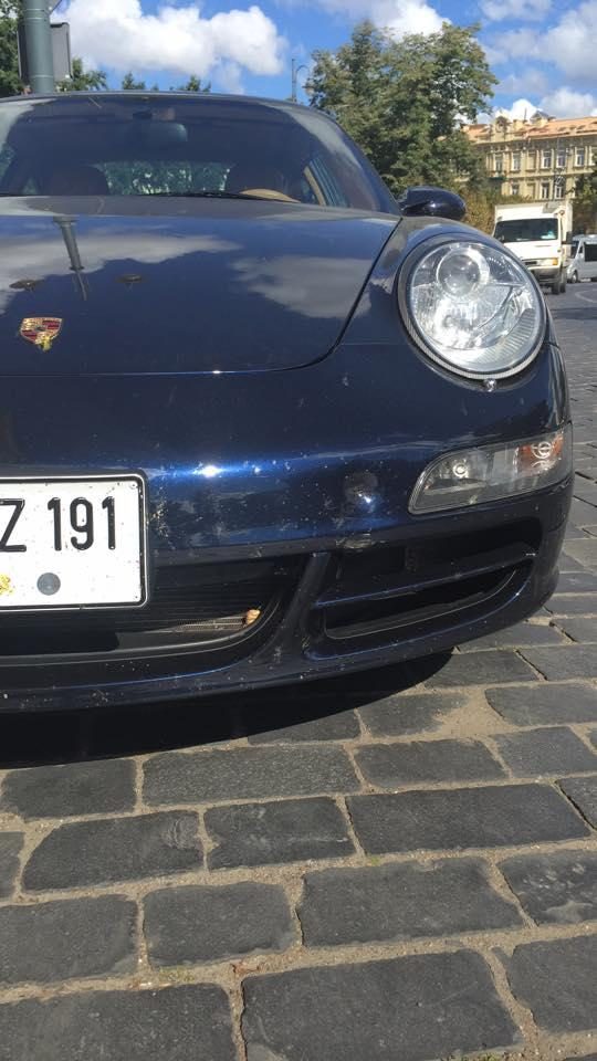 Vilniuje apgirtusi mergina rėžėsi į milijonieriaus „Porsche“
