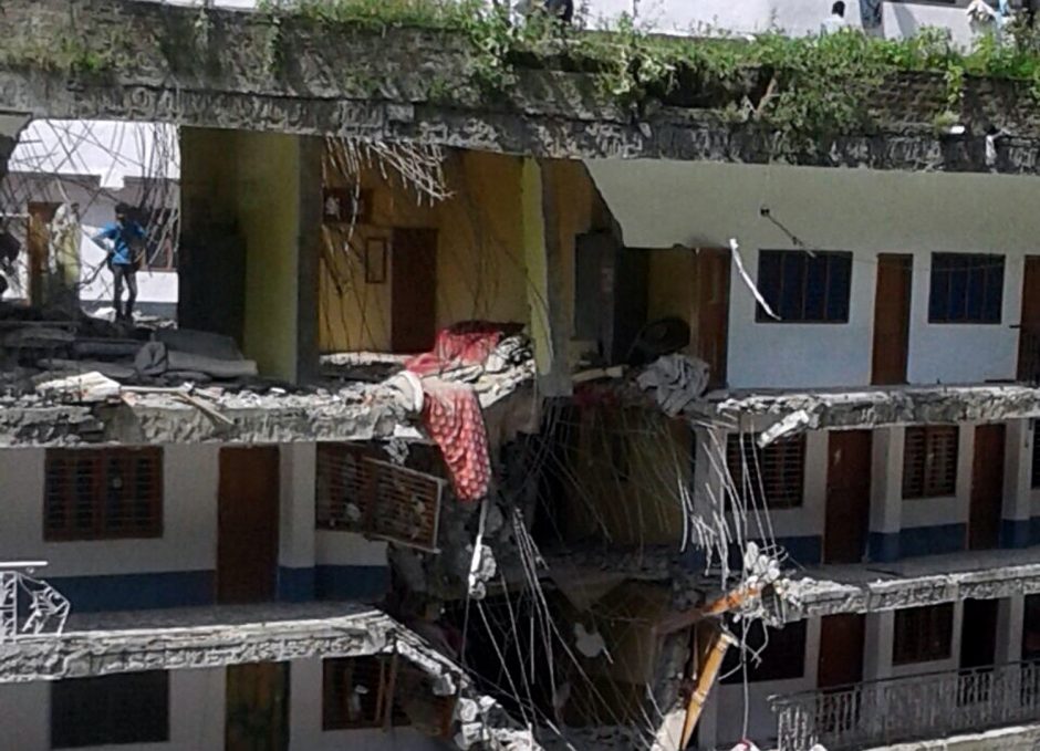 Indijoje žemės nuošliaužai užgriuvus sikhų šventyklą, žuvo septyni žmonės