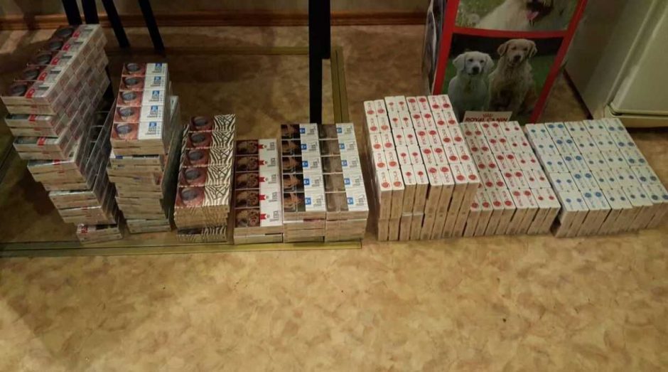 Nustatyta kontrabandines cigaretes platinusi moteris