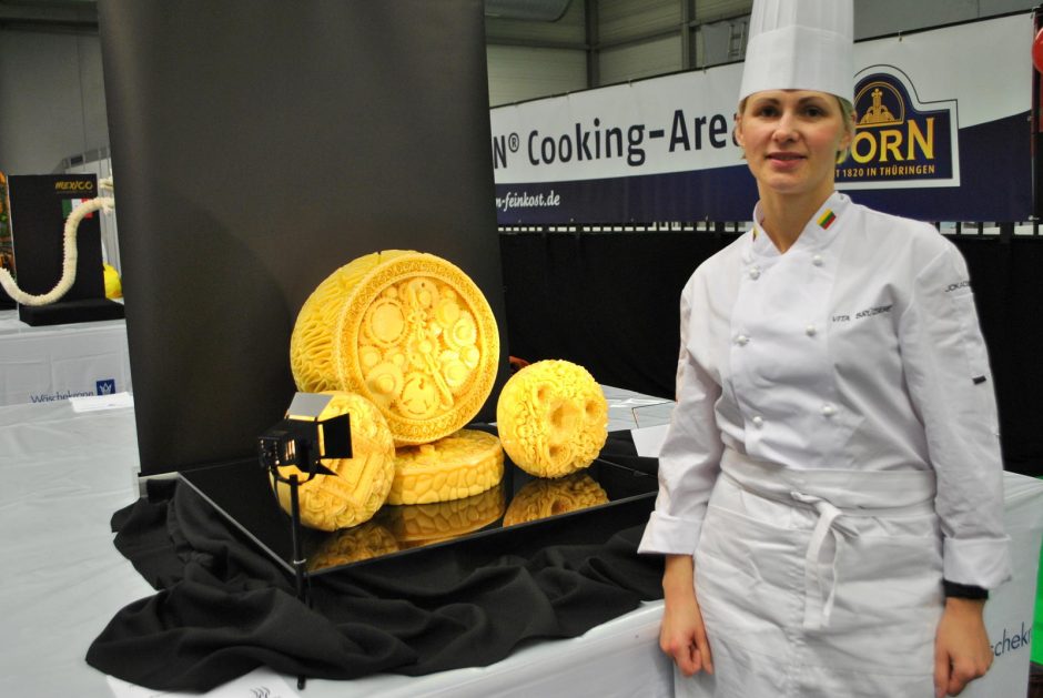 Iš sūrio laikrodį išdrožusi lietuvė sužibėjo kulinarijos olimpiadoje