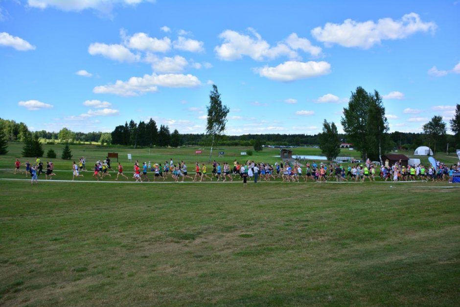 Unikaliame bėgime basomis žolės minkštumą išbandė 300 dalyvių