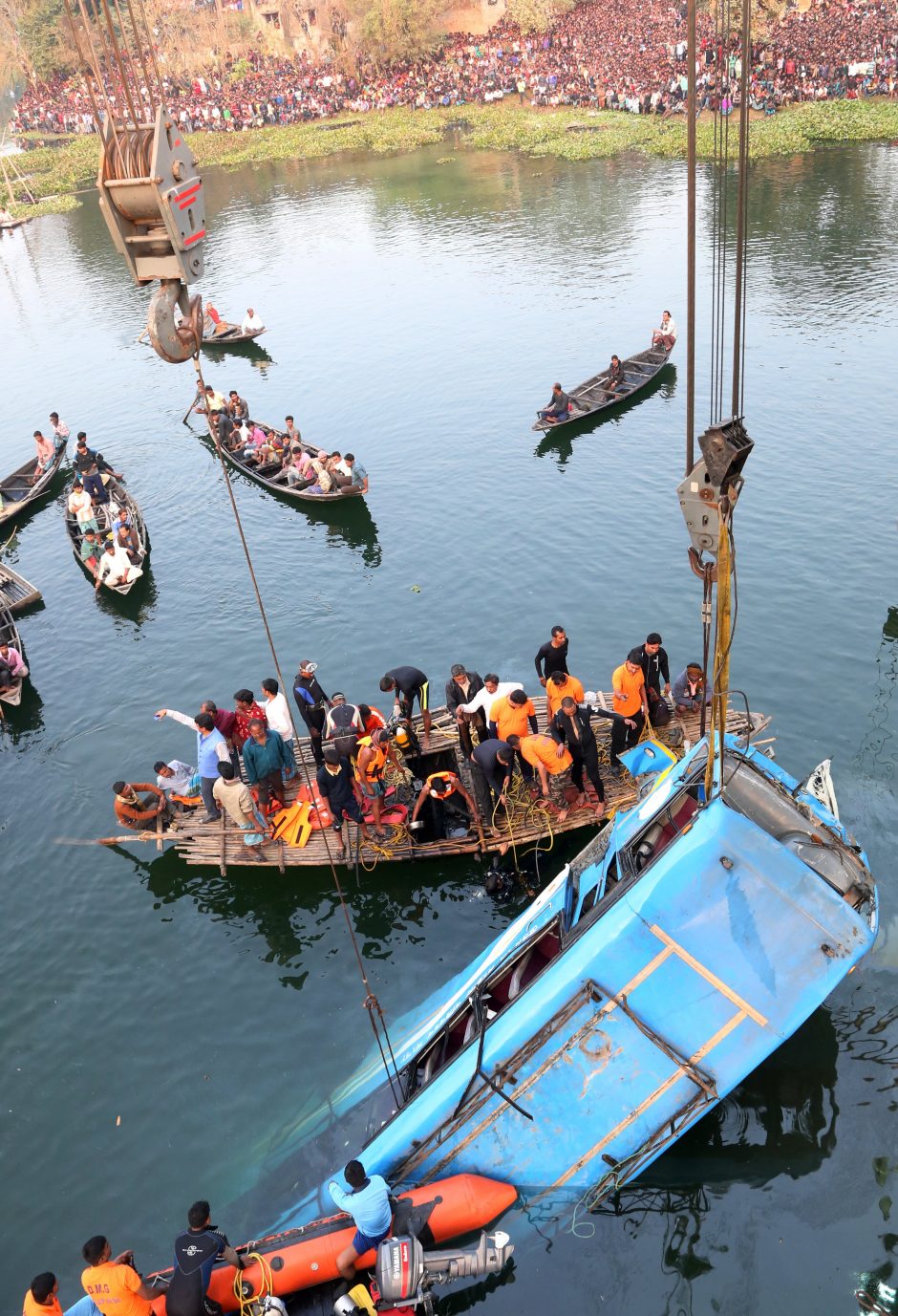 Indijoje nuo tilto nulėkus autobusui, žuvo mažiausiai 36 žmonės